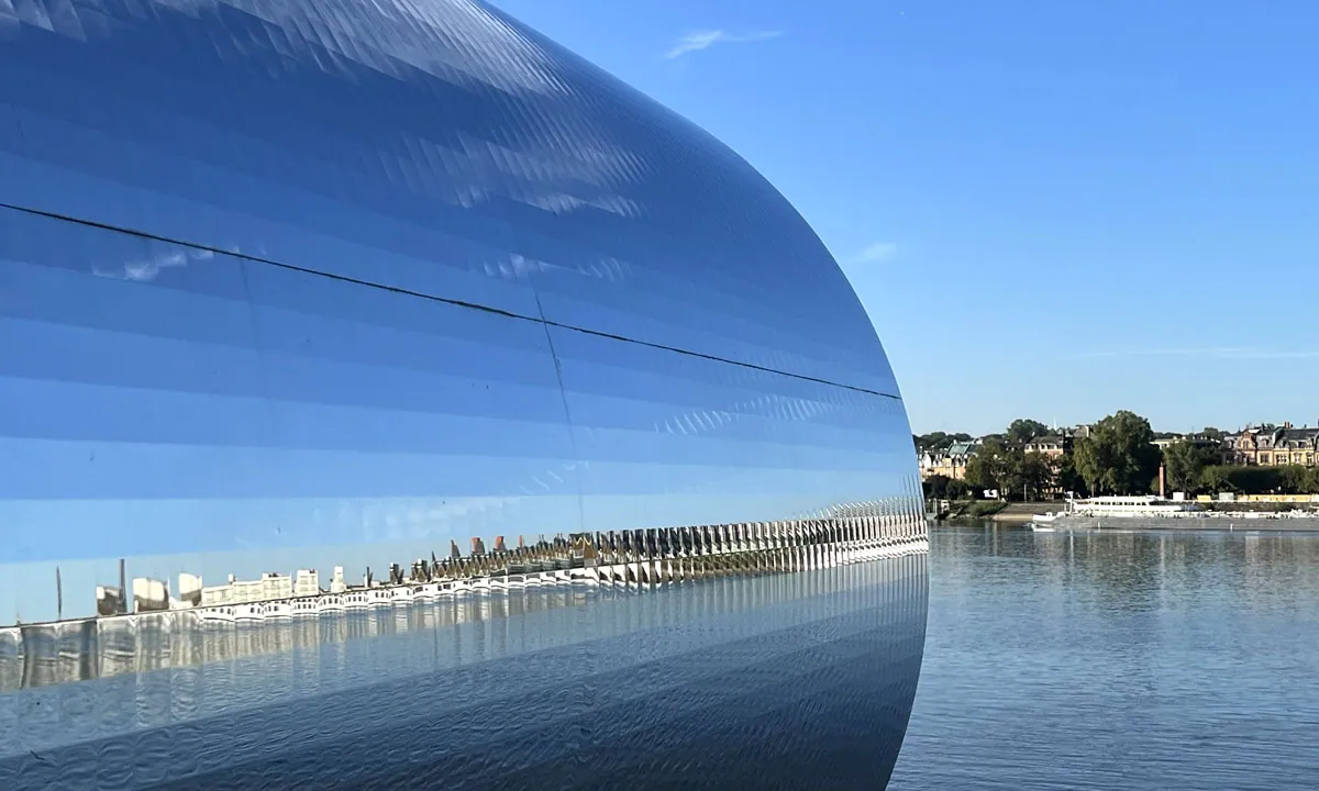 Kunstobjekt mit Spiegeln und Blick über den Rhein auf die Stadt Mainz &middot; Elektro Pfeuffer